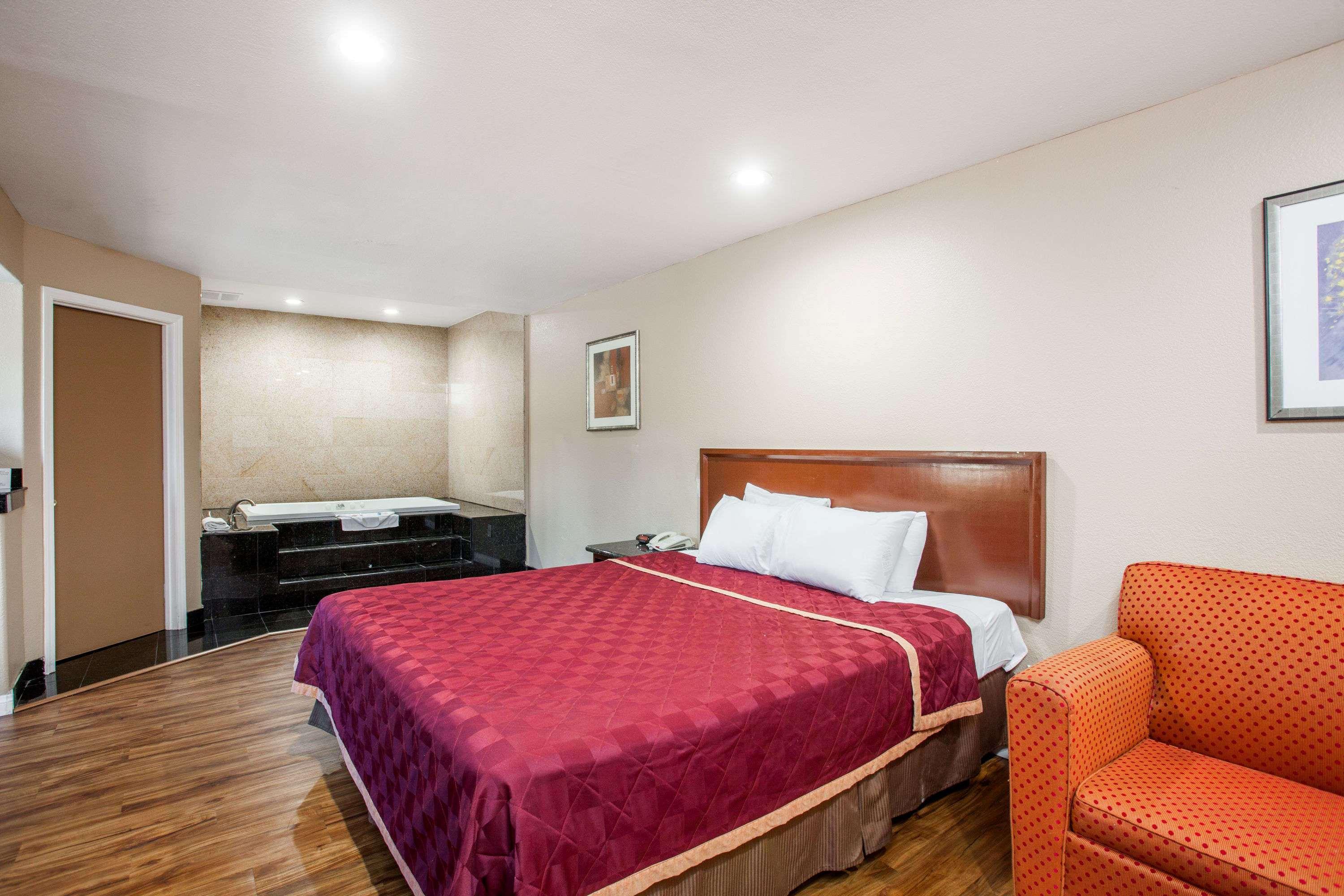 אונטריו Express Inn & Suites מראה חיצוני תמונה