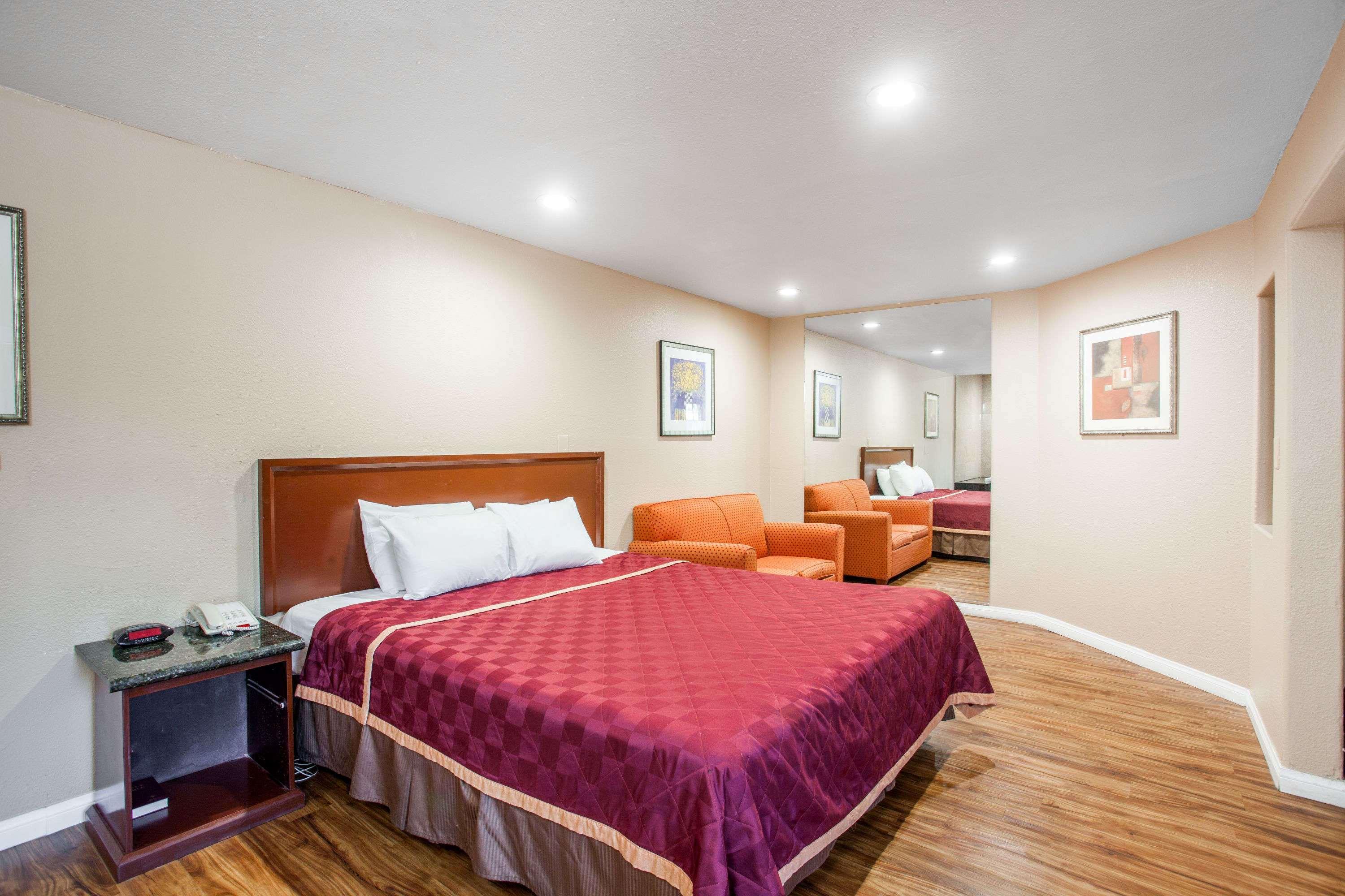אונטריו Express Inn & Suites מראה חיצוני תמונה